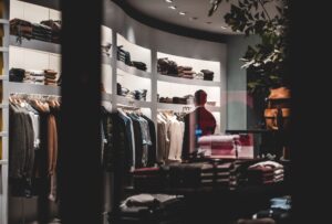 Dark editorial background graphic displaying gold text and architectural accent lines for luxury retail marketing strategy.