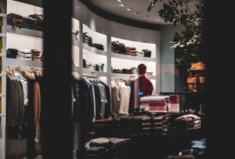 Dark editorial background graphic displaying gold text and architectural accent lines for luxury retail marketing strategy.